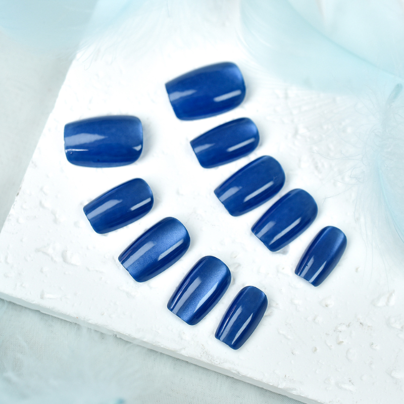 Glänzendes Blau – Katzenaugen-Nägel