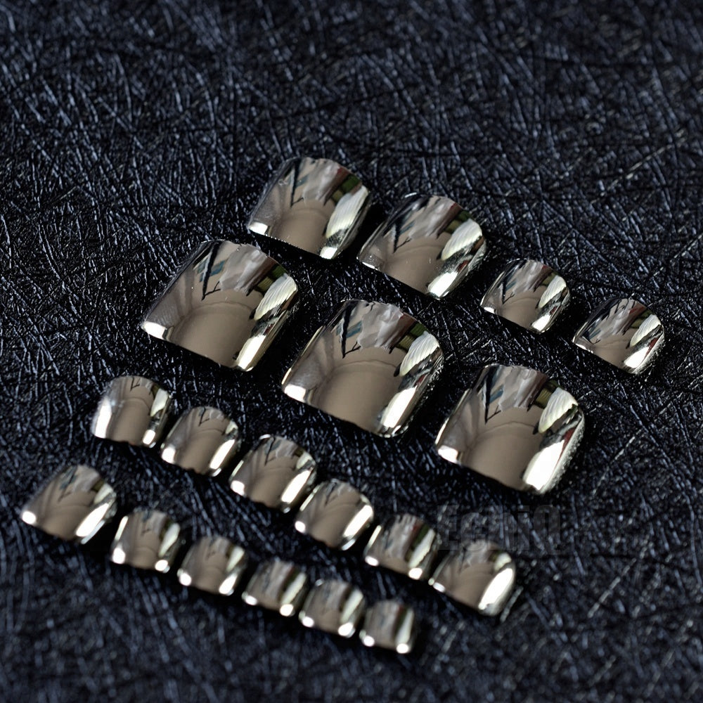 Ongles d'orteils argentés profonds