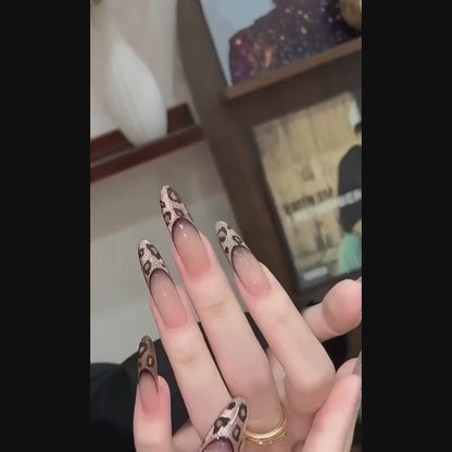 Lange ovale Nägel – Tiger-Print